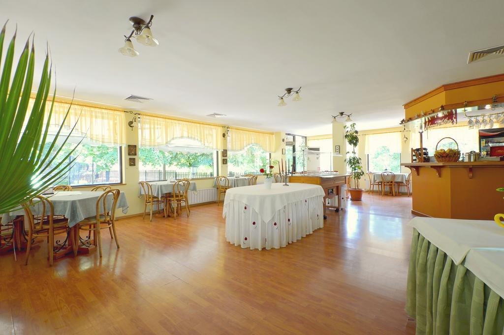 Family Hotel Fenerite Gabrovo Exterior photo