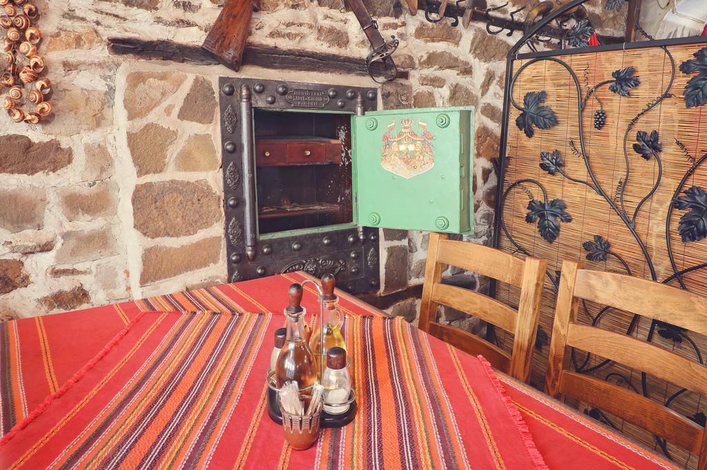 Family Hotel Fenerite Gabrovo Exterior photo