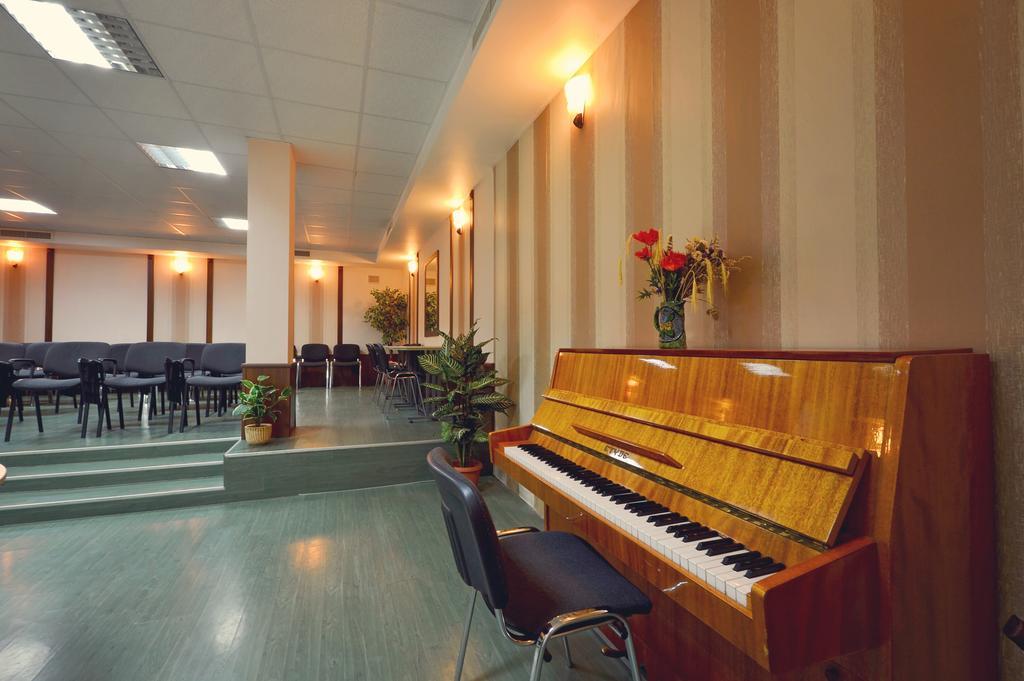 Family Hotel Fenerite Gabrovo Exterior photo