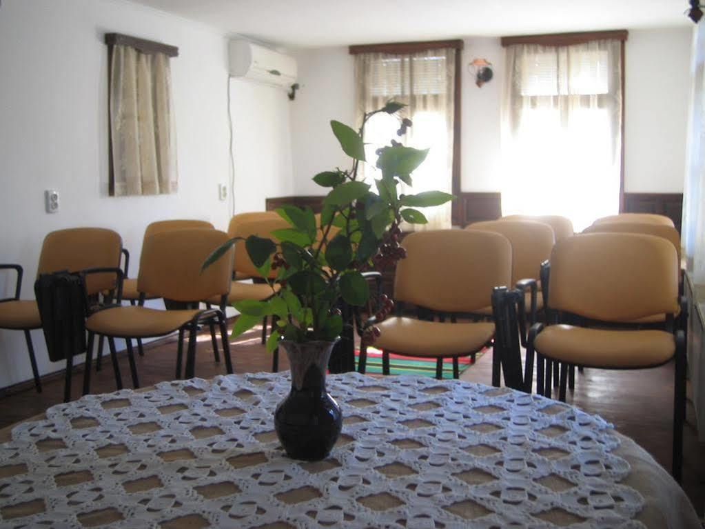 Family Hotel Fenerite Gabrovo Exterior photo